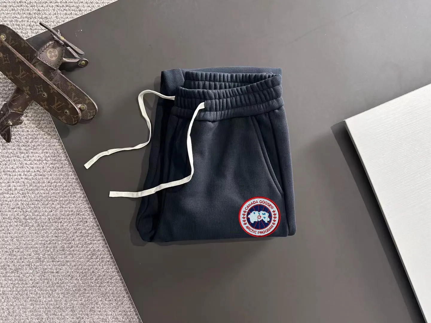 Next day shipment P360 Big Goose 2025 new winter elastic band casual pants, thick velvet counter-customized fabric, high breathability and comfort, impeccable details, brand element design concept, reflecting high quality. It feels delicate and soft! It presents a casual cut and the upper body shape is great! Size: M-4XL